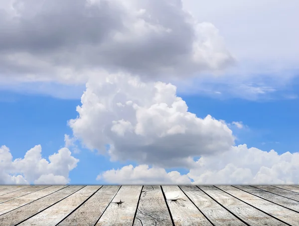 Pavimentación de suelo de madera con nubes y cielo azul —  Fotos de Stock