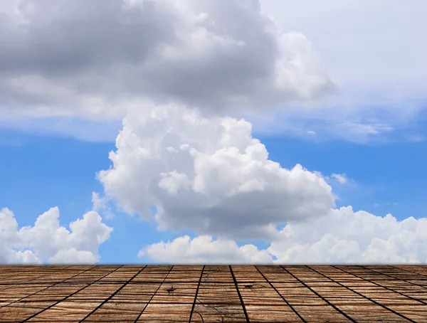 Pavimentación de suelo de madera con nubes y cielo azul —  Fotos de Stock