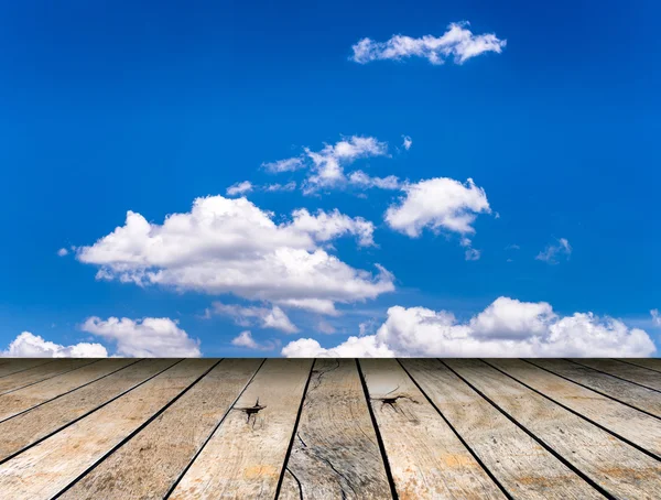 Membersihkan lantai kayu dengan awan dan langit biru — Stok Foto