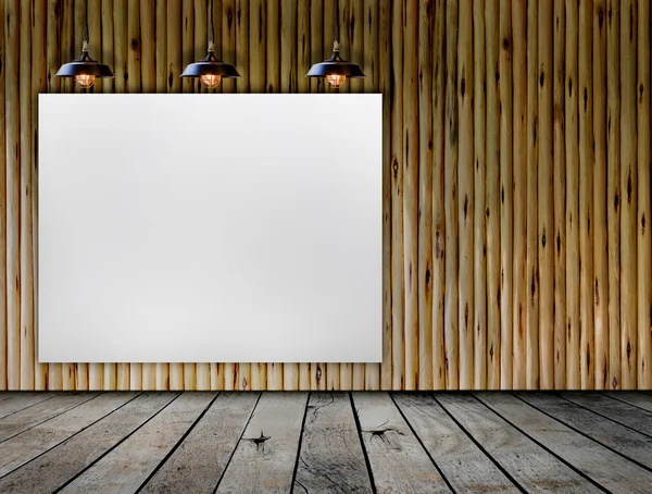 Quadro em branco na parede de madeira com lâmpada de teto — Fotografia de Stock