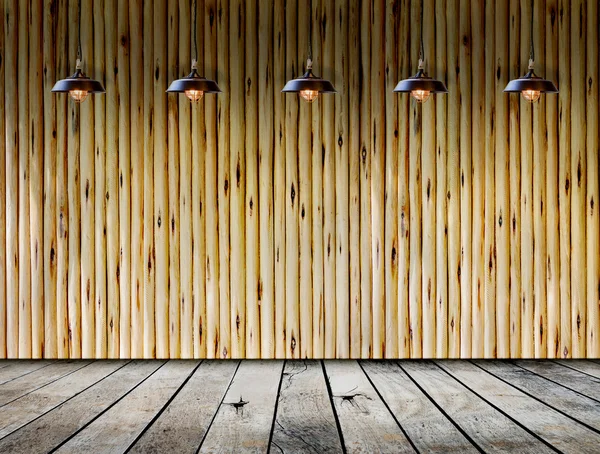 Lâmpada na plataforma de madeira e parede de madeira — Fotografia de Stock