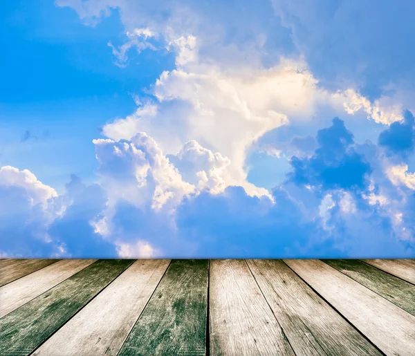 Memetik lantai kayu antik dengan awan dan langit biru — Stok Foto