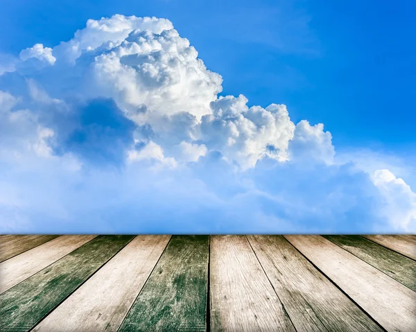 Pavimentación de suelo de madera vintage con nubes y cielo azul —  Fotos de Stock