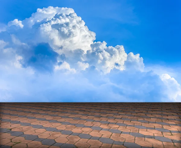 Suelo de ladrillo de cemento con nube y cielo azul —  Fotos de Stock