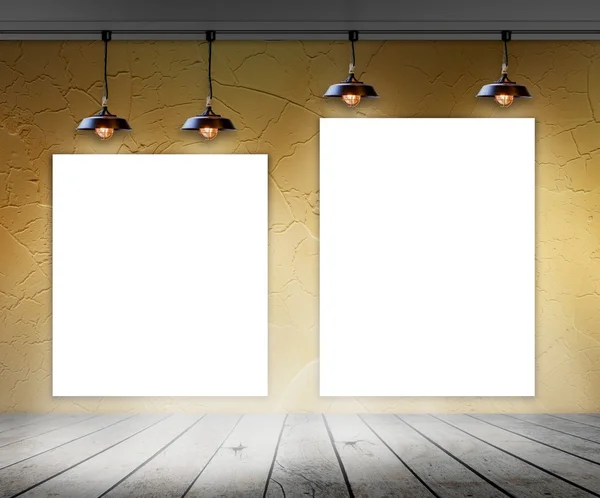 Tyhjä kehys huoneessa kattovalaisin tiedotusviestin — kuvapankkivalokuva