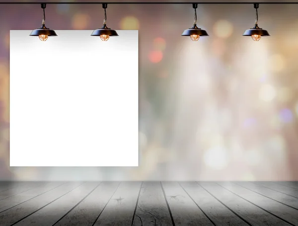 Пустой кадр на боке фоне с потолочной лампой для получения информации Messagev — стоковое фото