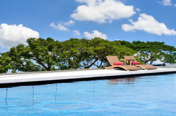 Détendez-vous transats près d'une piscine — Photo