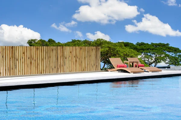 Relaxe Sun-beds perto de uma piscina — Fotografia de Stock