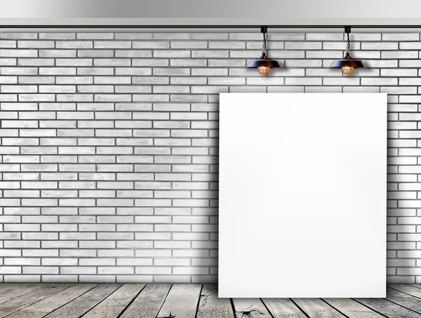 Poster staande in witte bakstenen muur met plafondlamp — Stockfoto