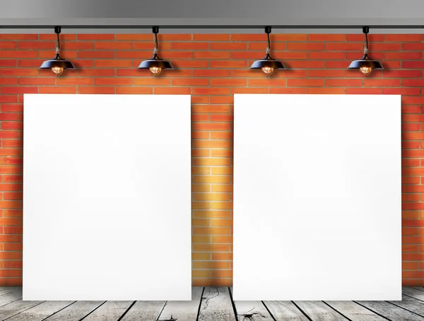 Poster steht in Ziegelwand mit Deckenlampe — Stockfoto