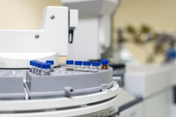 Vials in the autosampler tray. — Stock Photo, Image