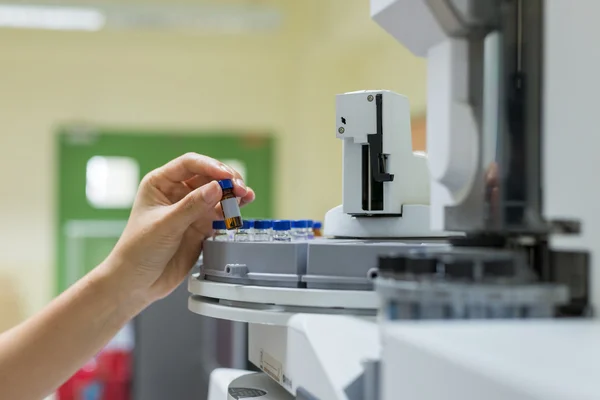 Bilim adamı bir kehribar şişe tutan