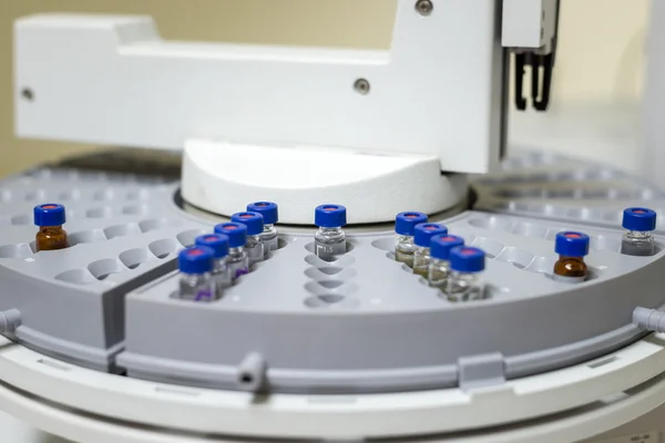 Flesjes ter naar de schenkblad autosampler. Stockfoto