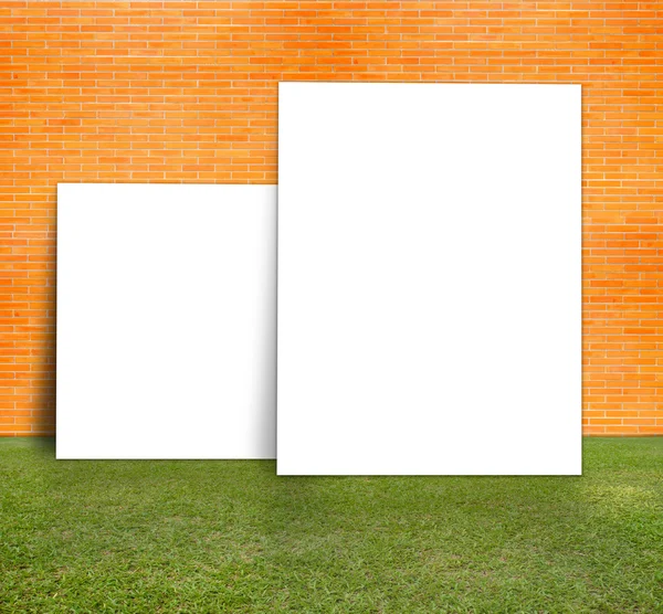 Cartaz em branco com parede de tijolo e gramado verde para mensagem de informação — Fotografia de Stock