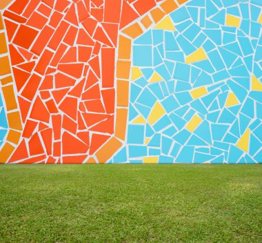 Renkli Mozaik çini duvar ve yeşil çim