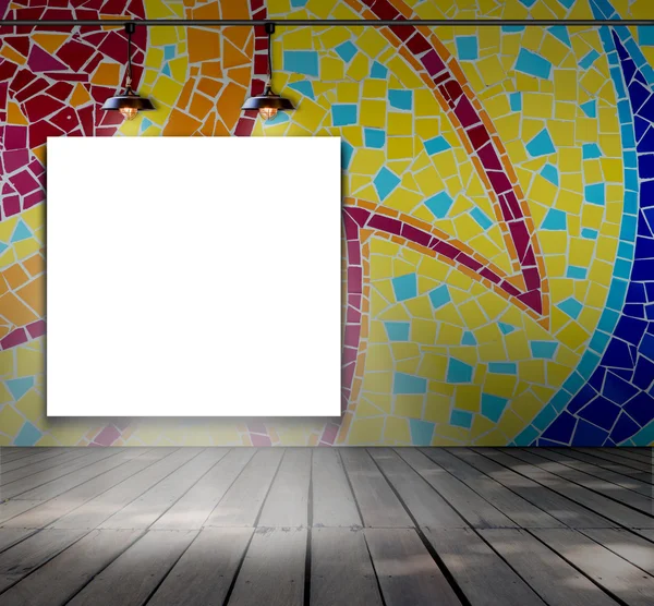 Простая рамка на стене мозаики с потолочной лампой для информационного сообщения — стоковое фото