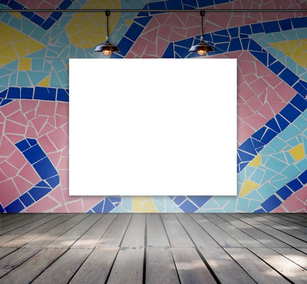 Telaio vuoto sulla parete di piastrelle a mosaico con plafoniera per messaggio informativo — Foto Stock