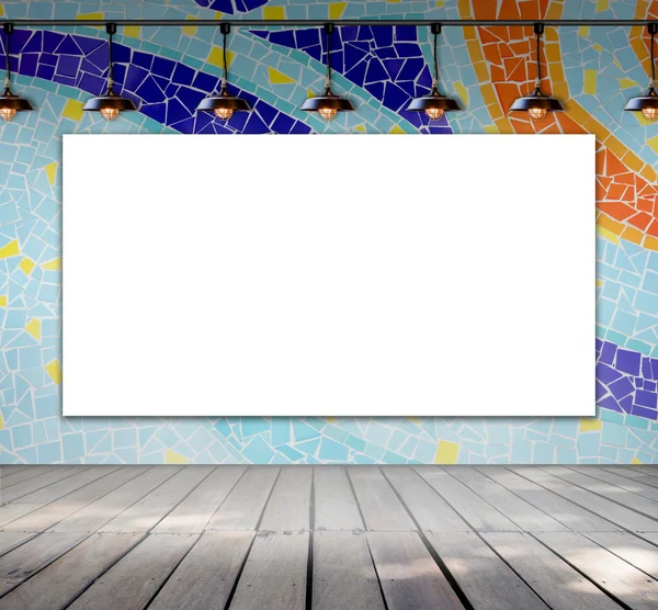 Marco en blanco en la pared de mosaico de azulejos con lámpara de techo para el mensaje de información — Foto de Stock