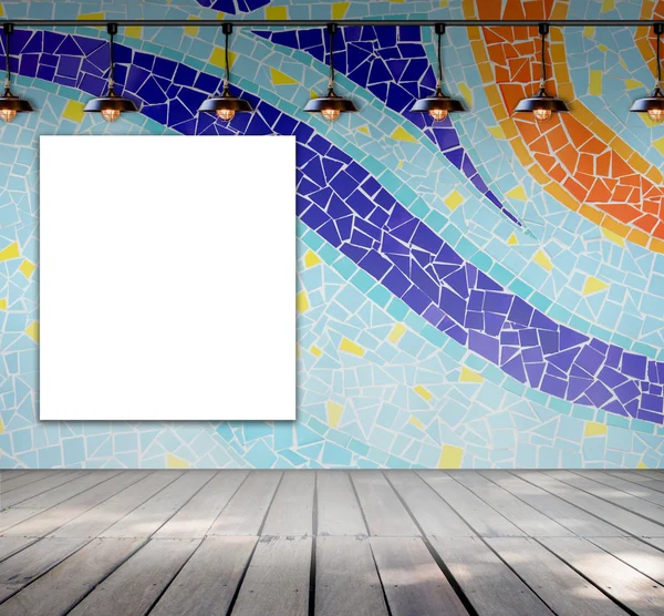 Quadro em branco na parede da telha de mosaico com lâmpada de teto para mensagem de informação — Fotografia de Stock