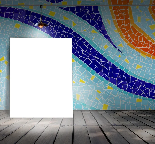 Póster de pie sobre mosaico con lámpara de techo para el mensaje de información —  Fotos de Stock