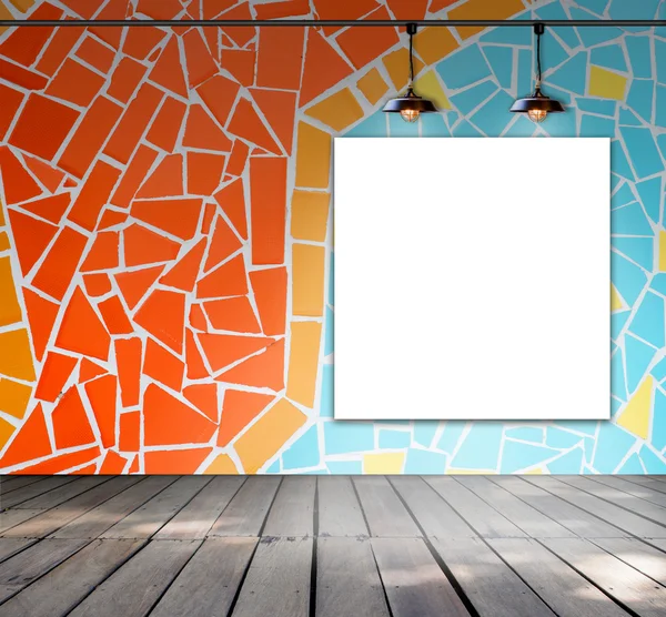 Marco en blanco en la pared de mosaico de azulejos con lámpara de techo para el mensaje de información —  Fotos de Stock