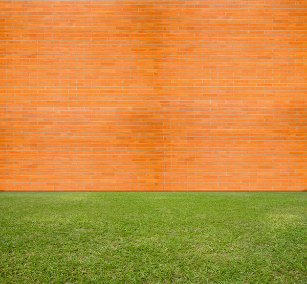 Parede de tijolo e gramado verde — Fotografia de Stock