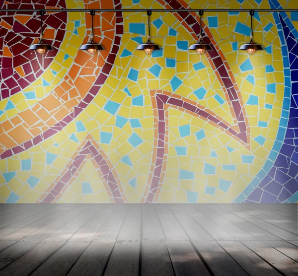 Lâmpada em quarto vazio com parede de mosaico colorido e piso de tábua de madeira — Fotografia de Stock