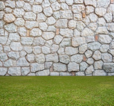 Taş duvar ile yeşil alan