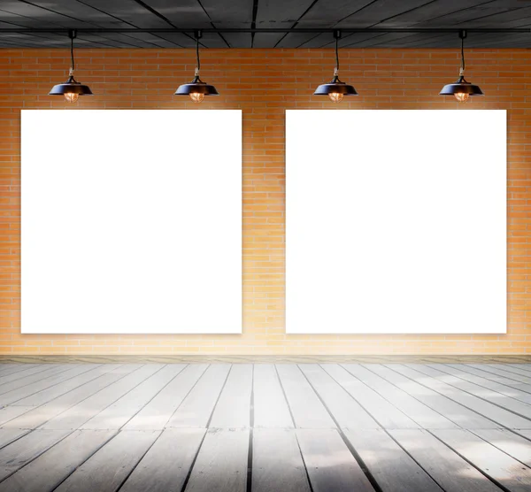 Marco en blanco en la pared de ladrillo y piso de madera para el mensaje de información —  Fotos de Stock