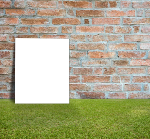 Пустой плакат с кирпичной стеной и зеленой лужайкой для информационного сообщения — стоковое фото