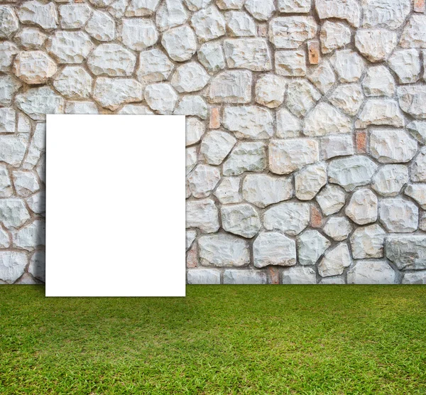 Cartel de pie con muro de piedra y campo verde —  Fotos de Stock