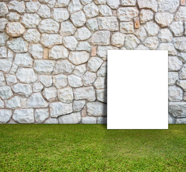 Cartaz de pé com parede de pedra e campo verde — Fotografia de Stock