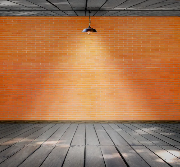 Lámpara en el fondo de la pared de ladrillo con madera molida —  Fotos de Stock