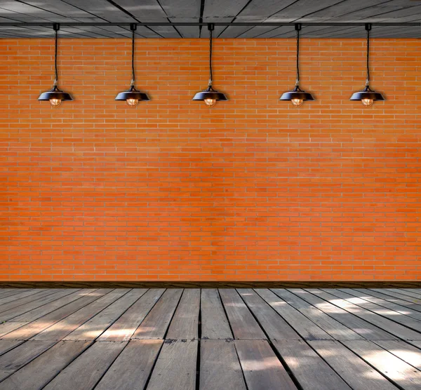 Lampa på tegel vägg bakgrund med marken trä — Stockfoto