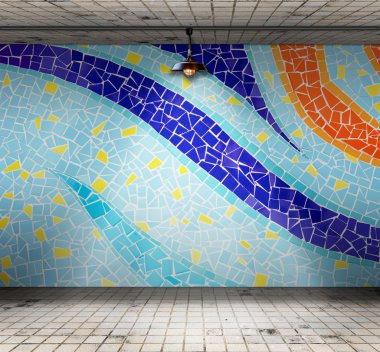 Renkli Mozaik çini, ürün görüntüleme için şablon ile boş odada lamba