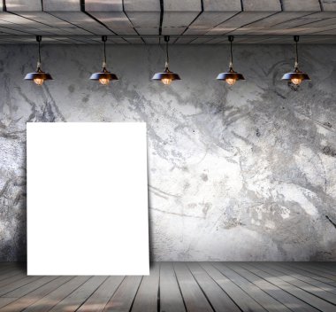 Grungy beton duvar ile ahşap zemin üzerinde poster duran