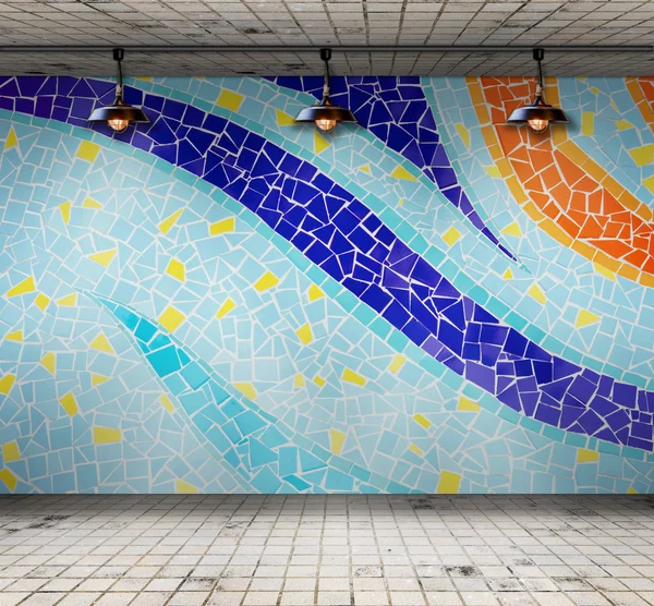 Renkli Mozaik çini, ürün görüntüleme için şablon ile boş odada lamba — Stok fotoğraf