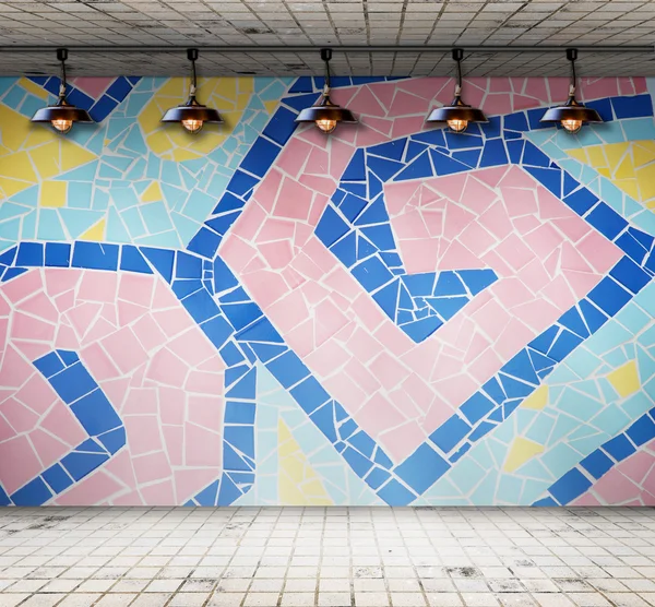 Lâmpada na sala vazia com azulejo colorido mosaico, Modelo para exibição de produto — Fotografia de Stock