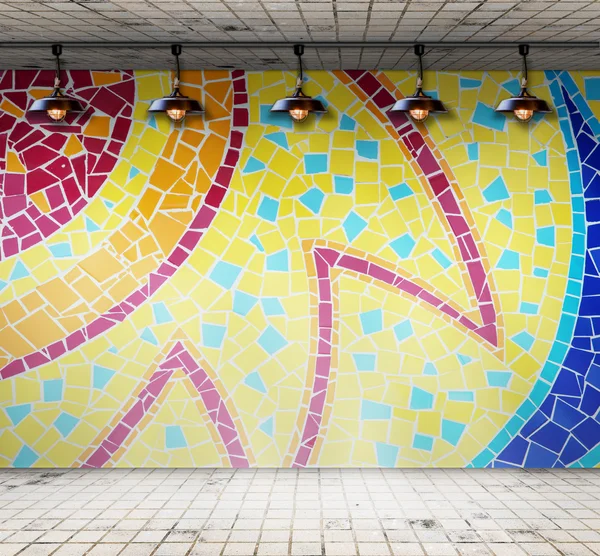 Lámpara en habitación vacía con azulejo de mosaico de colores, Plantilla para la exhibición del producto — Foto de Stock