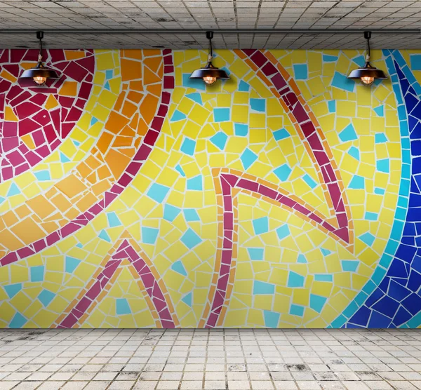 Lámpara en habitación vacía con azulejo de mosaico de colores, Plantilla para la exhibición del producto — Foto de Stock