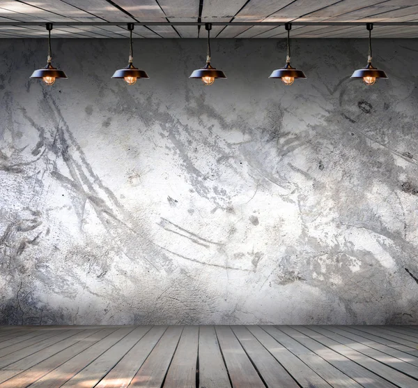 Lampa na výstřední betonovou zeď s dřevěnou podlahou — Stock fotografie