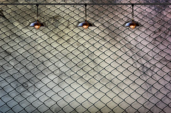 Kablolu çit ve Grungy beton duvar ile lamba — Stok fotoğraf