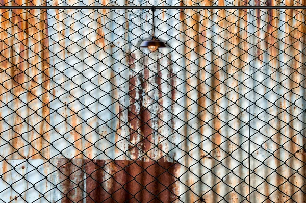 Lámpara con valla de alambre y placa de hierro oxidado —  Fotos de Stock