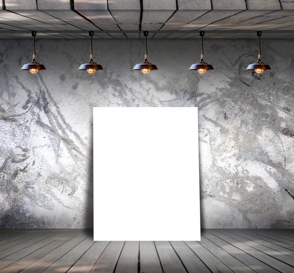 Plakat stojący na podłogi z drewna z nieczysty ścian betonowych — Zdjęcie stockowe