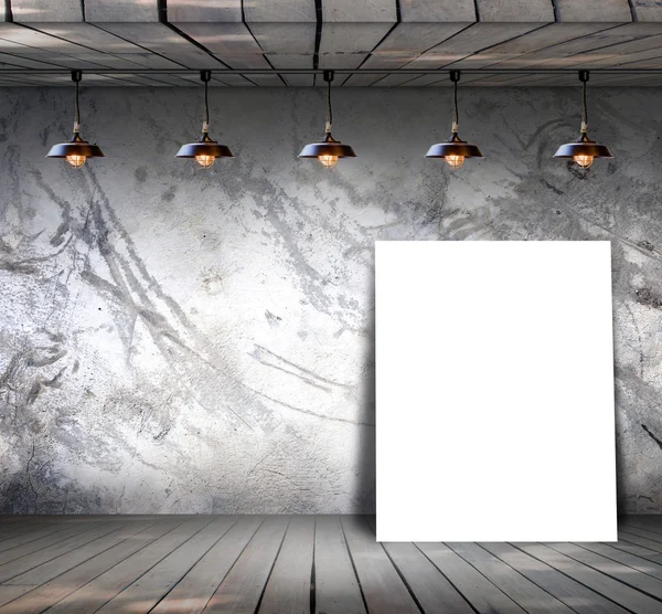 Плакат, стоящий на деревянном полу с грубой бетонной стеной — стоковое фото