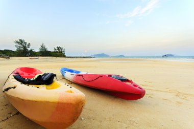 kayaks tropikal plaj.
