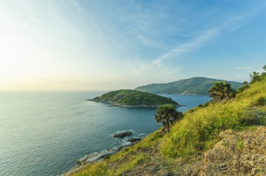 Deniz altında gökyüzüne yanında dağ, Phuket, Tayland