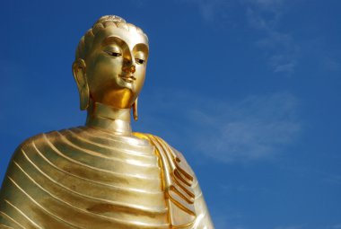 Mavi bir gökyüzü ile Budha