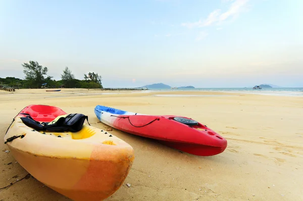 Kayaks on tropical beach. — Stock Photo, Image