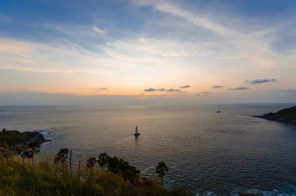 Colorful sky over the sea at laem phromthep or phromthep cape — Stock Photo, Image